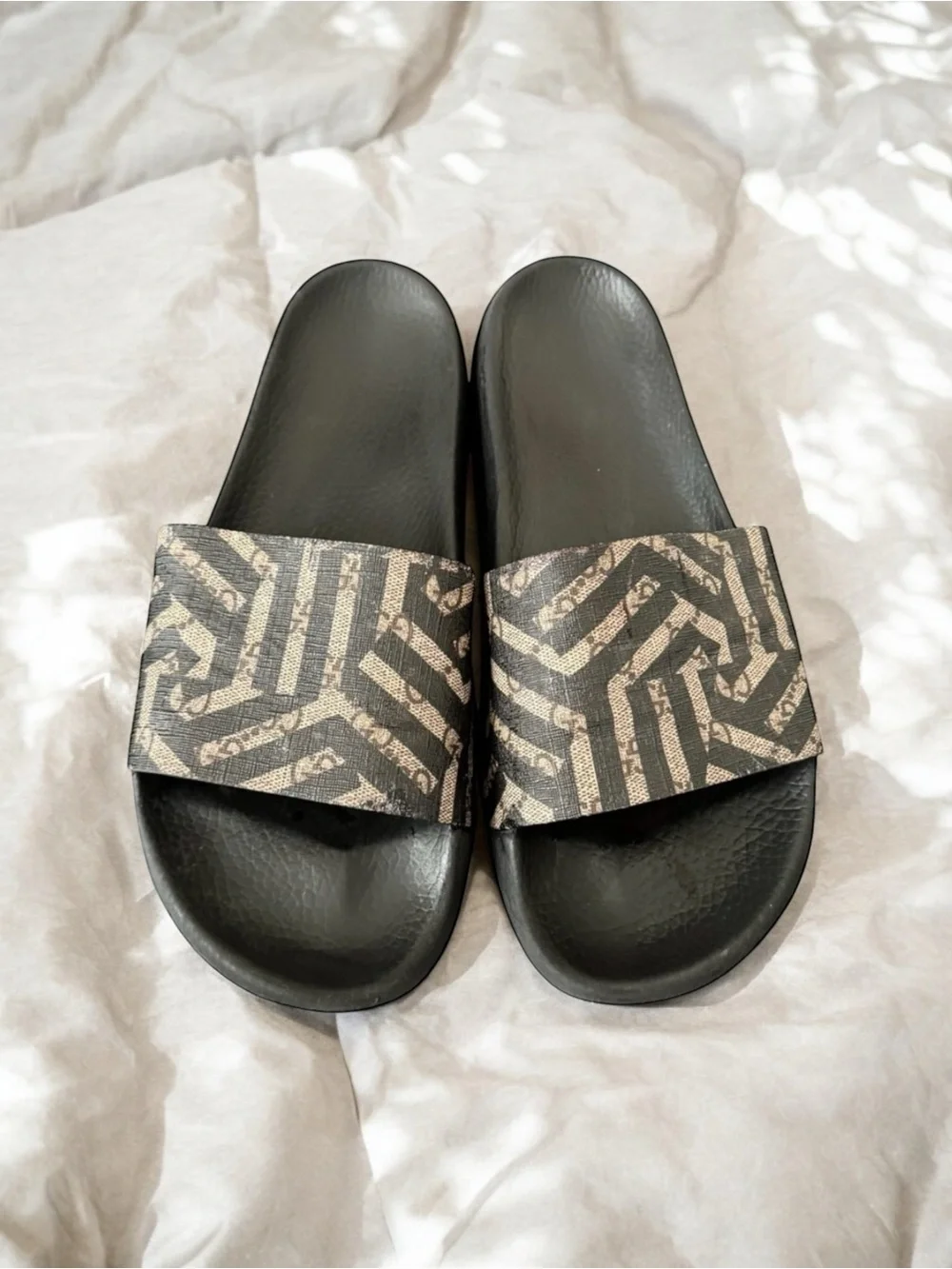 GUCCI GG Supreme Caleido Slides Sandals Mens